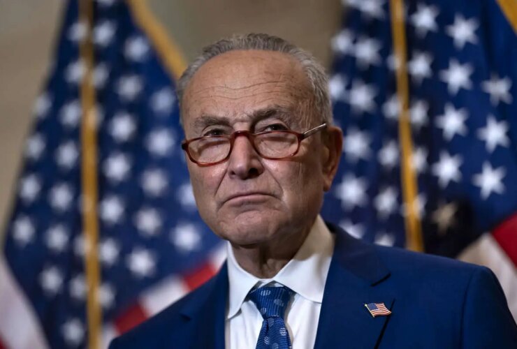 چاک شومر: خوشحالم که ترامپ عقب نشینی کرد