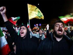 تصاویر رویترز از تجمع شبانه که همزمان با خبر آتش بس برگزار شد 10 تصاویر رویترز از تجمع شبانه که همزمان با خبر آتش بس برگزار شد