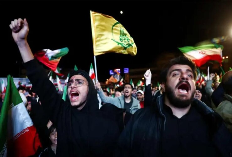 تصاویر رویترز از تجمع شبانه که همزمان با خبر آتش بس برگزار شد