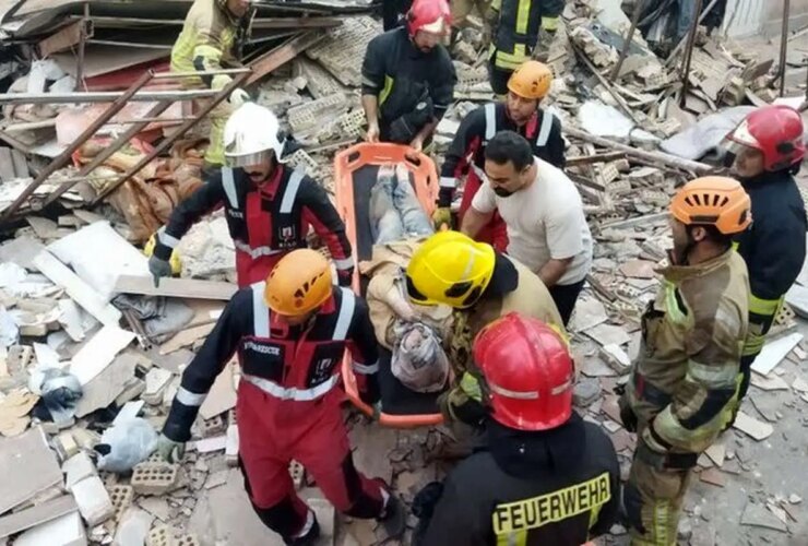 آوار یک خانه سه طبقه در بلوار وکیل آباد مشهد سقوط کرد