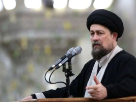 تصویری از سید حسن خمینی در مرقد امام خمینی