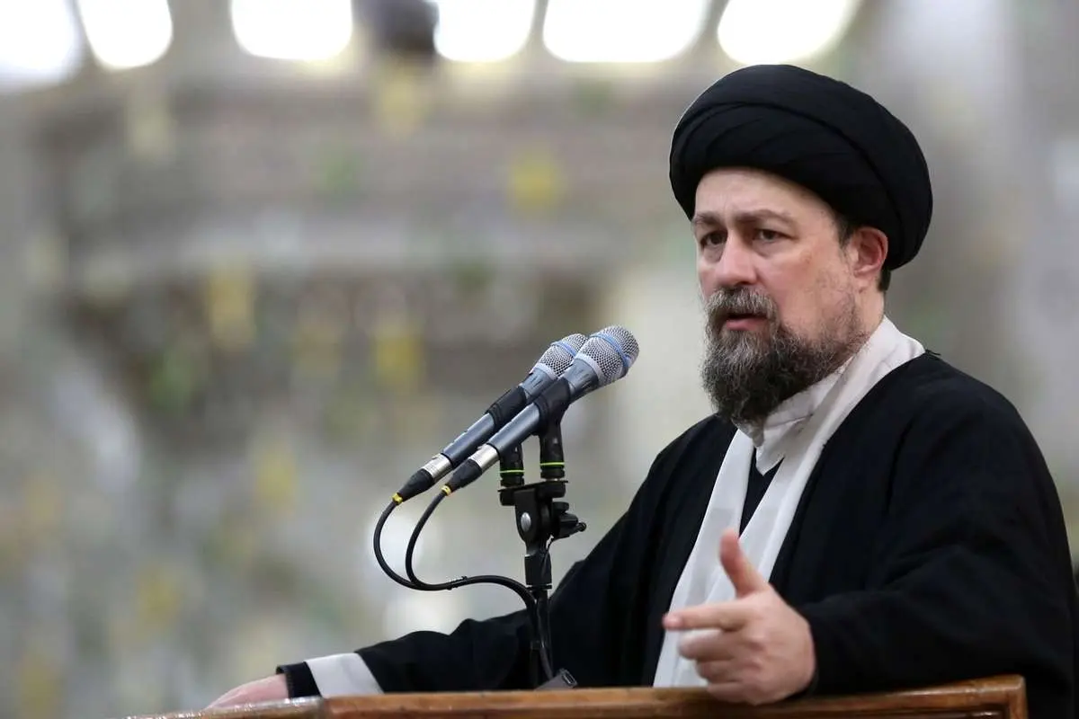 تصویری از سید حسن خمینی در مرقد امام خمینی 1 تصویری از سید حسن خمینی در مرقد امام خمینی