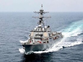 ناوشکن آمریکایی با هشدار شدید ایران از تنگه هرمز بازگشت