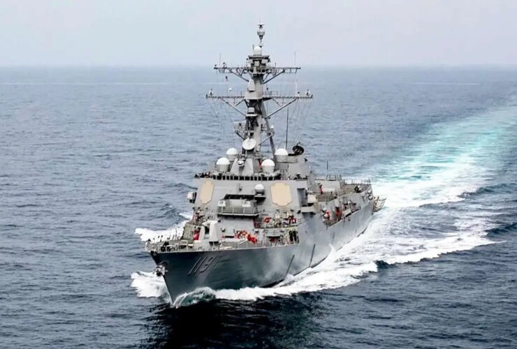 ناوشکن آمریکایی با هشدار شدید ایران از تنگه هرمز بازگشت