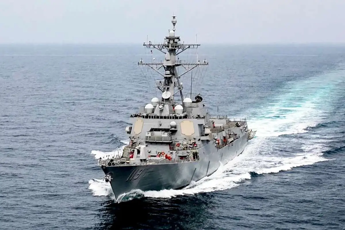ناوشکن آمریکایی با هشدار شدید ایران از تنگه هرمز بازگشت