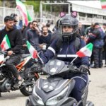 تصاویر; زنان و مردان آزادانه موتورسیکلت سواری می کنند