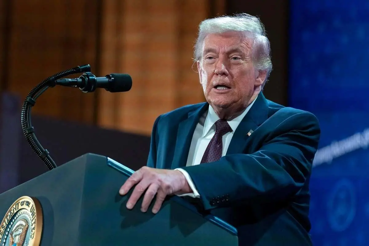 ادعای ترامپ: روز گذشته ۳۴ کشتی از تنگه هرمز عبور کردند