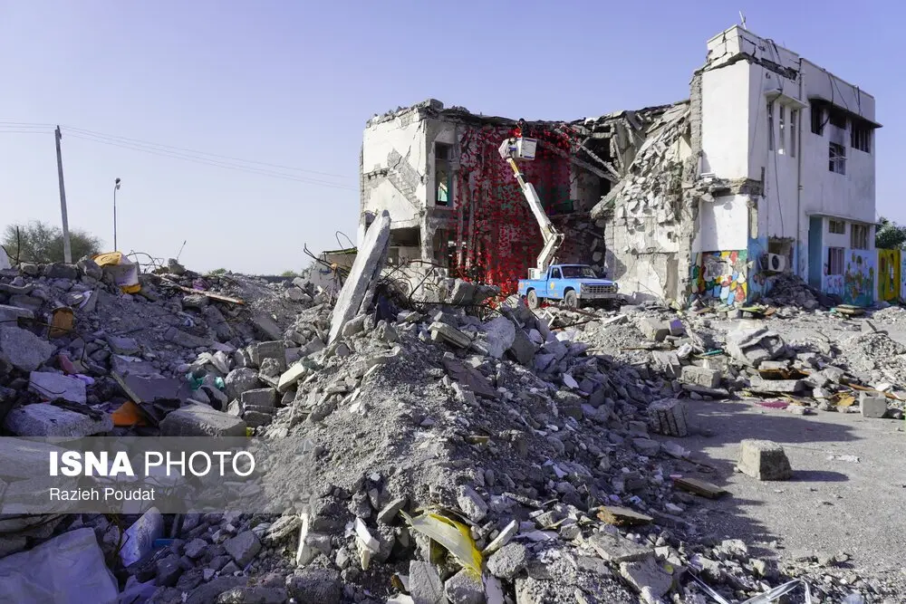 ماکان یک بند کفش و یک ژاکت آبی گذاشت 5 3453182_556