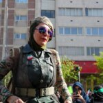 تصاویر; ژست دختران ایرانی که با تفنگ جان خود را فدا کردند