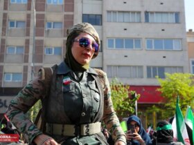 تصاویر; ژست دختران ایرانی که با تفنگ جان خود را فدا کردند