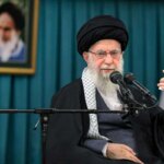 عکسی قدیمی از رهبر انقلاب که در سال 90 در سواحل خلیج فارس به شهادت رسیدند.