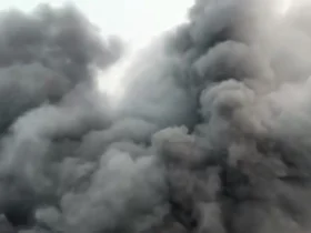 آتش سوزی شدید در پارکینگ بزرگترین خودروساز برقی 9 آتش سوزی شدید در پارکینگ بزرگترین خودروساز برقی