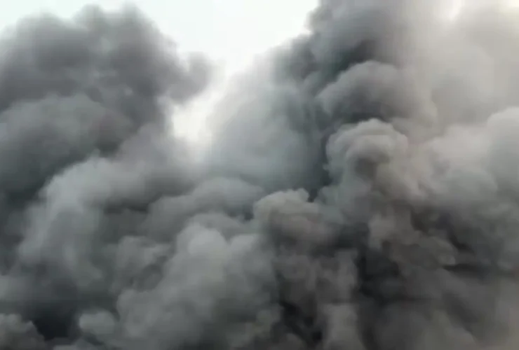 آتش سوزی شدید در پارکینگ بزرگترین خودروساز برقی