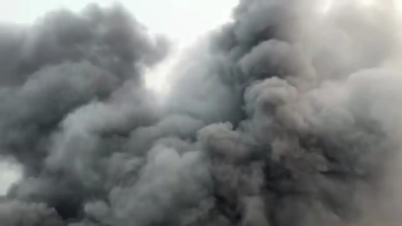 آتش سوزی شدید در پارکینگ بزرگترین خودروساز برقی