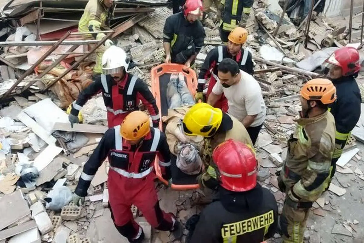 آوار یک خانه سه طبقه در بلوار وکیل آباد مشهد سقوط کرد