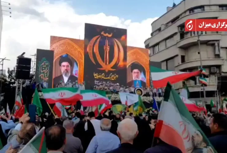اجرای سرود جمهوری اسلامی در میدان انقلاب