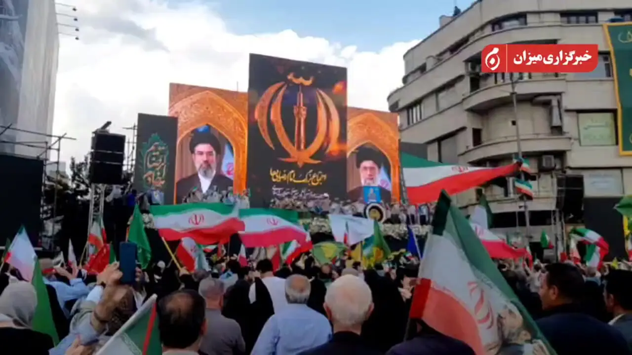 اجرای سرود جمهوری اسلامی در میدان انقلاب
