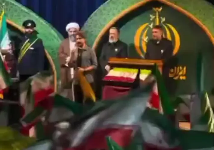 اجرای مصطفی راغب در راهپیمایی ها