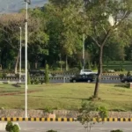 اسکورت بلند قد ونس که از هتل سرنا در اسلام آباد خارج می شود