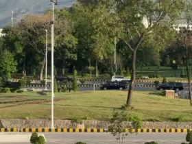 اسکورت بلند قد ونس که از هتل سرنا در اسلام آباد خارج می شود