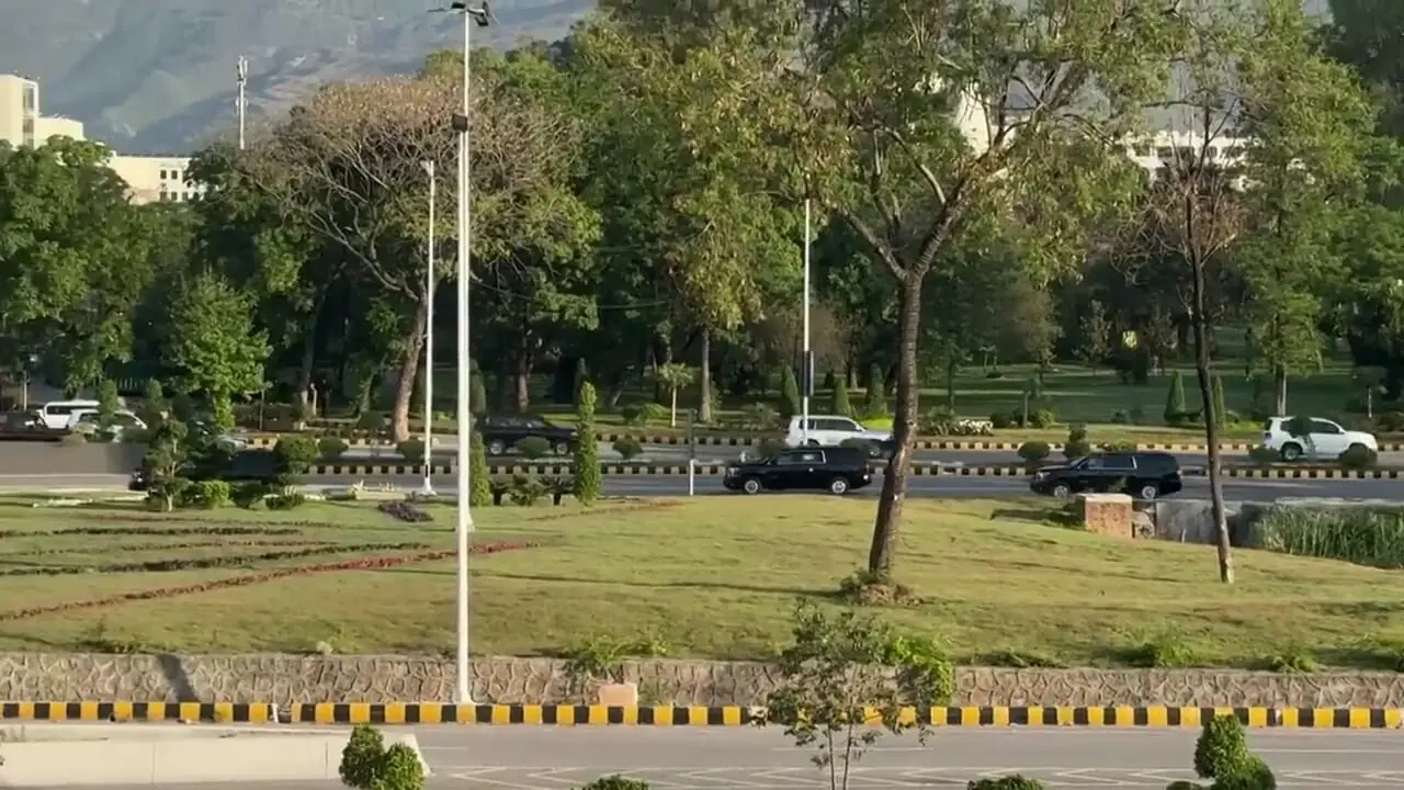 اسکورت بلند قد ونس که از هتل سرنا در اسلام آباد خارج می شود 1 اسکورت بلند قد ونس که از هتل سرنا در اسلام آباد خارج می شود