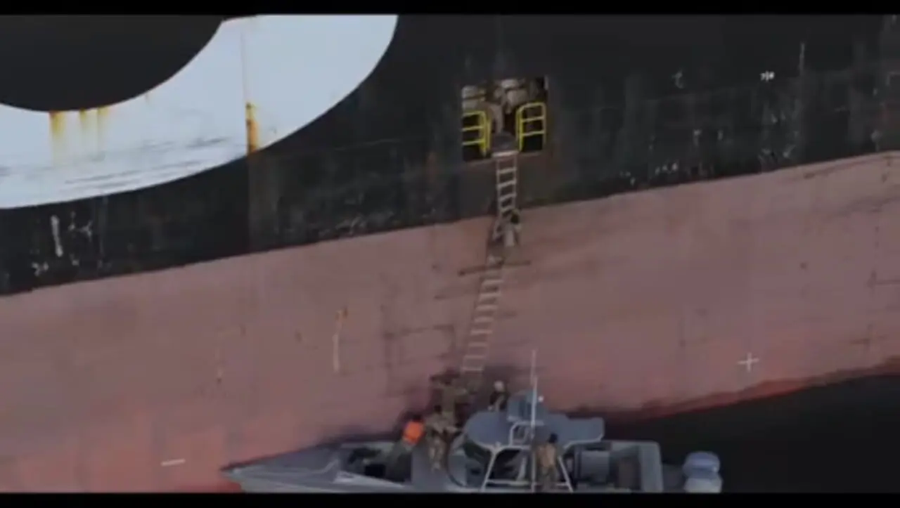 اولین تصاویر از توقیف کشتی های سپاه پاسداران در تنگه هرمز