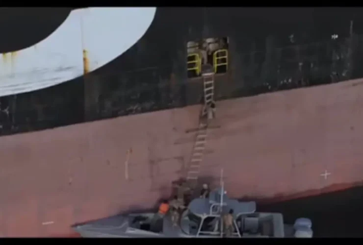 اولین تصاویر از توقیف کشتی کانتینری در تنگه هرمز