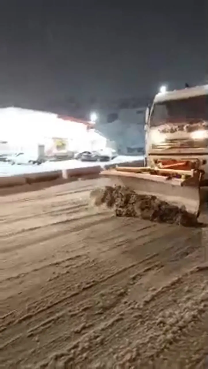 تصاویر برف روبی و نمک پاشی در محور کرج - کندوان 1 تصاویر برف روبی و نمک پاشی در محور کرج - کندوان