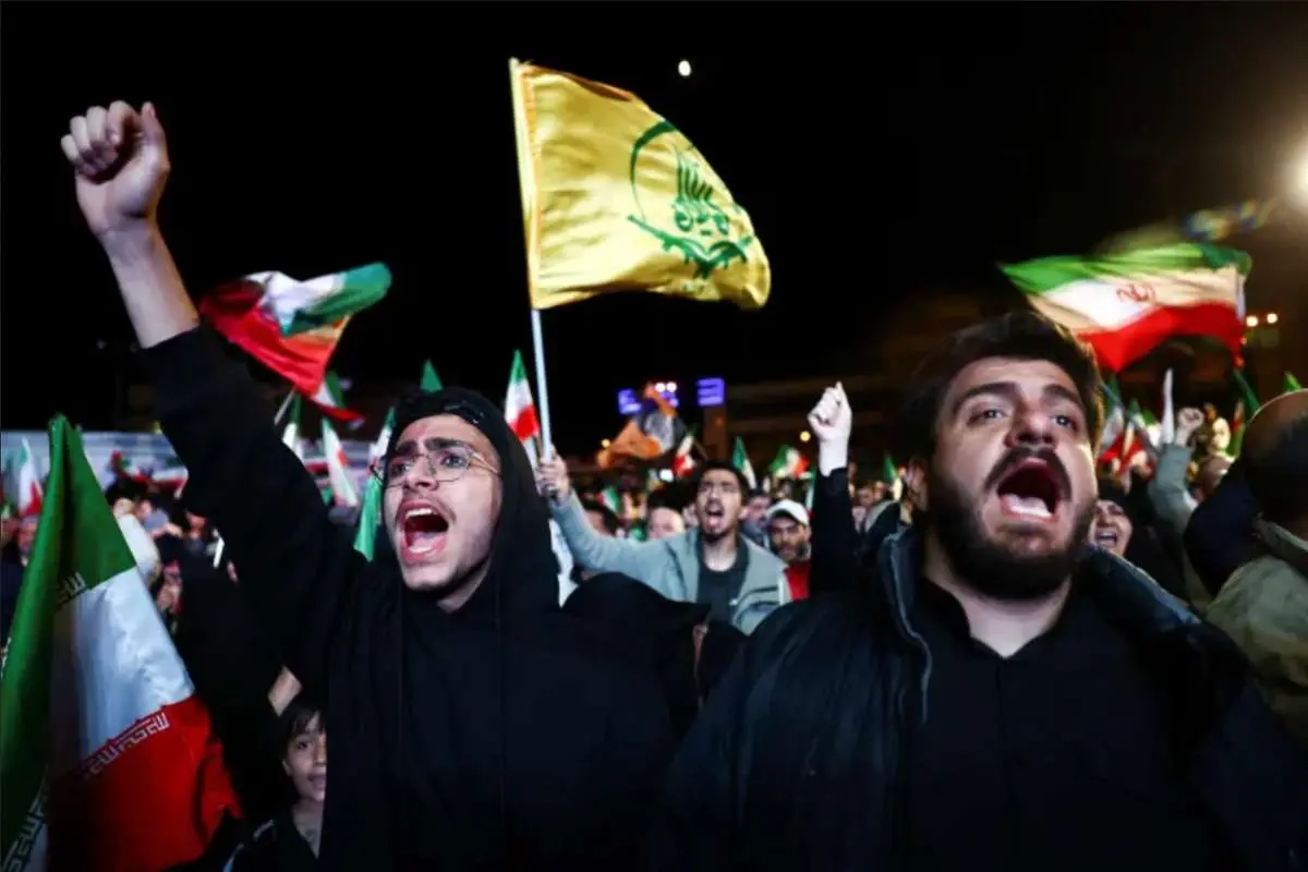 تصاویر رویترز از تجمع شبانه که همزمان با خبر آتش بس برگزار شد