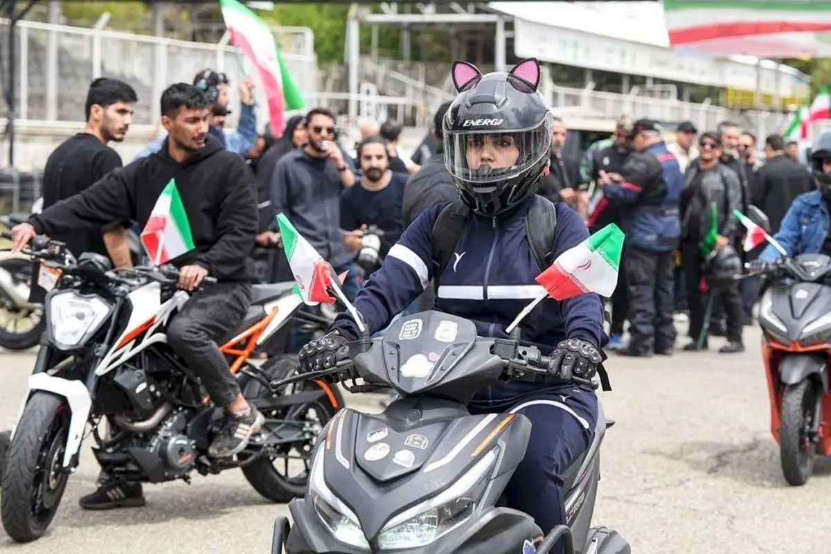 تصاویر; زنان و مردان آزادانه موتورسیکلت سواری می کنند