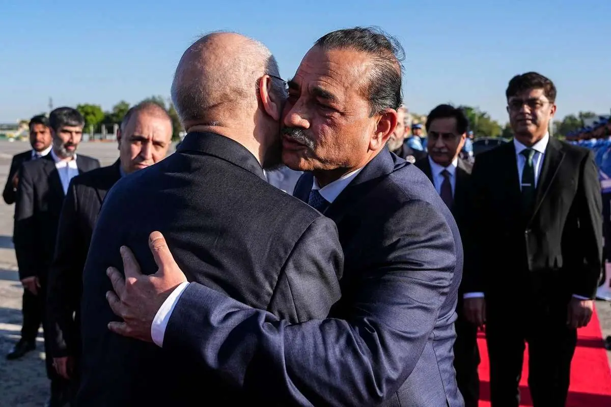 تصاویر: قالیبافان در حال بازگشت از پاکستان