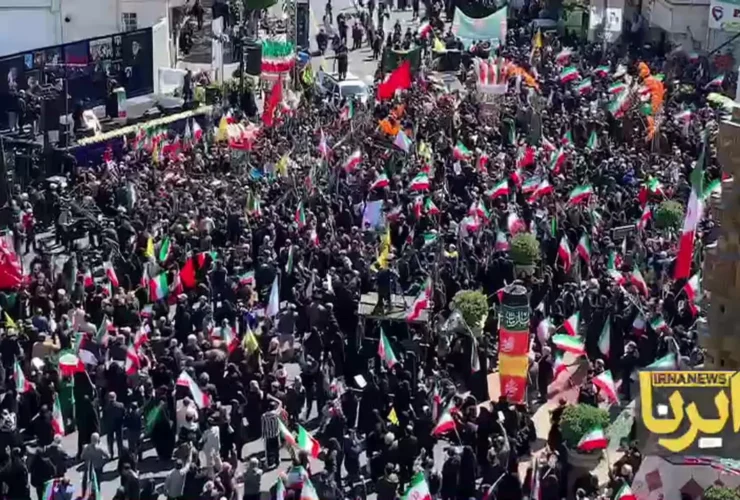 تصاویری از شرکت کنندگان در مراسم چهلمین شهادت رهبر انقلاب 3 تصاویری از شرکت کنندگان در مراسم چهلمین شهادت رهبر انقلاب