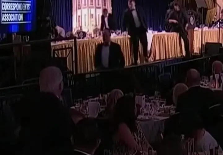 تصویر دیگری از لحظه اطلاع ترامپ و همسرش از تیراندازی