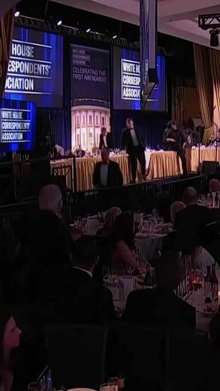 تصویر دیگری از لحظه اطلاع ترامپ و همسرش از تیراندازی