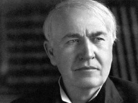 توماس ادیسون در کنار یک ماشین الکتریکی، 1913