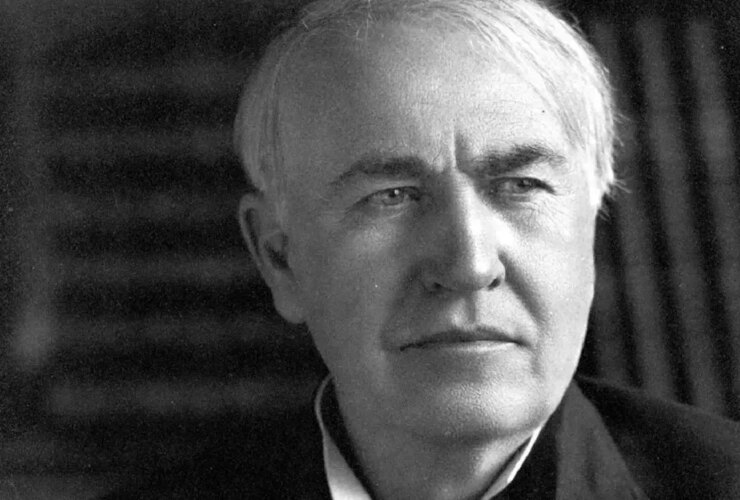 توماس ادیسون در کنار یک ماشین الکتریکی، 1913