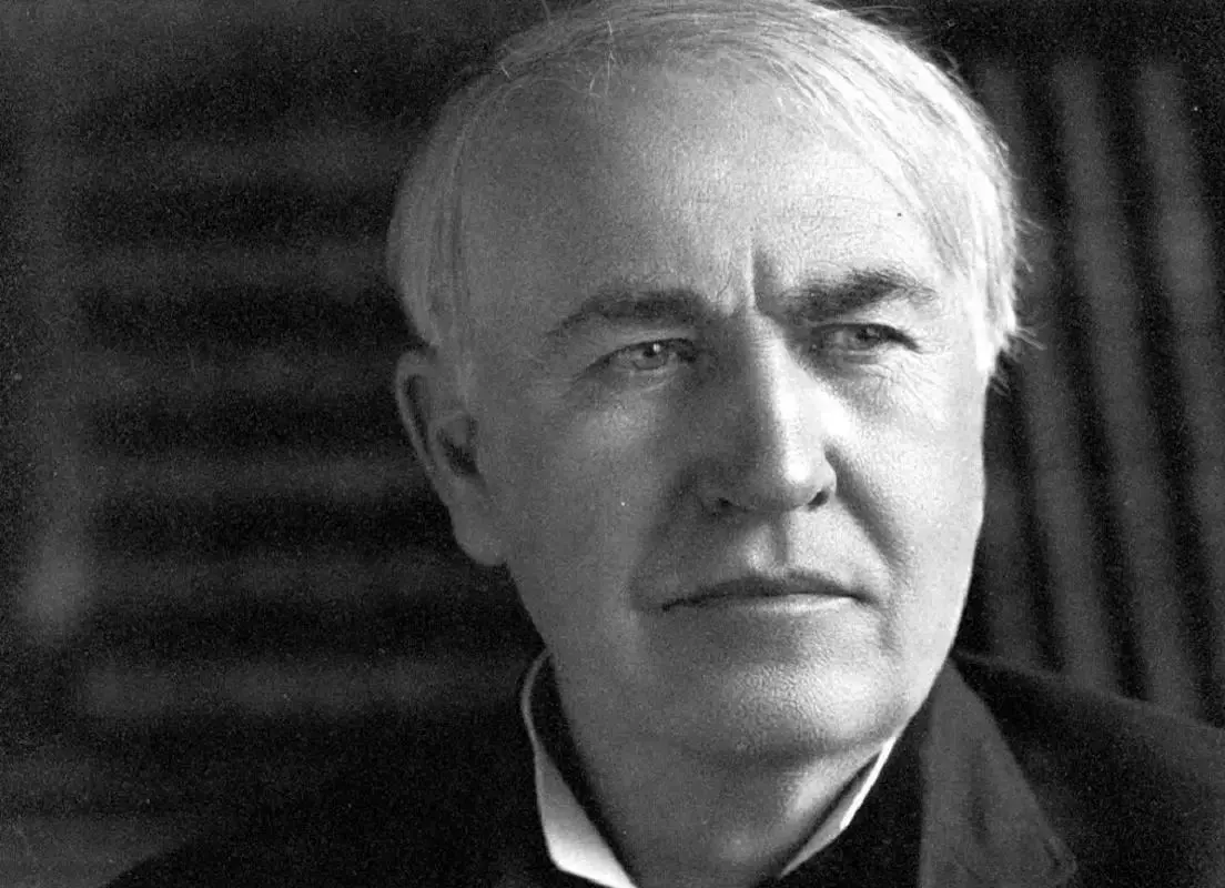 توماس ادیسون در کنار یک ماشین الکتریکی، 1913