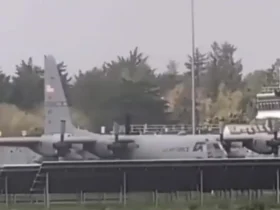 حمله با تبر به هواپیمای نظامی آمریکا