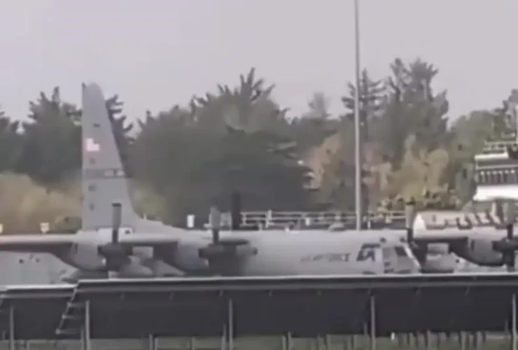 حمله با تبر به هواپیمای نظامی آمریکا