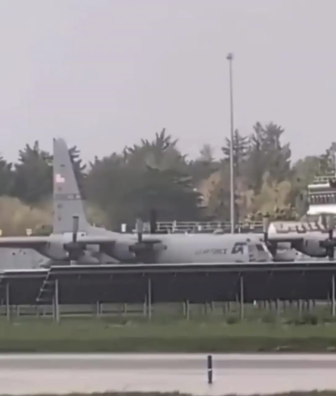 حمله با تبر به هواپیمای نظامی آمریکا 1 حمله با تبر به هواپیمای نظامی آمریکا