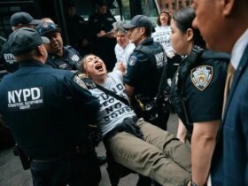 ده ها معترض ضد جنگ در نیویورک دستگیر شدند