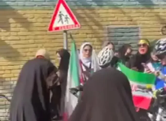 دوچرخه سواری دختران در رژه "جانفدا".