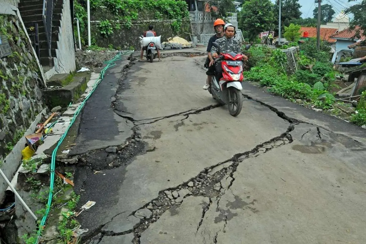 رانش زمین و ریزش جاده در شهری در ایتالیا