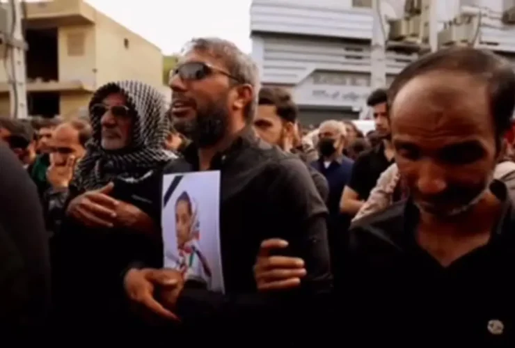 رضا صادقی قطعه «گل میناب» را خواند. 16 رضا صادقی قطعه «گل میناب» را خواند.