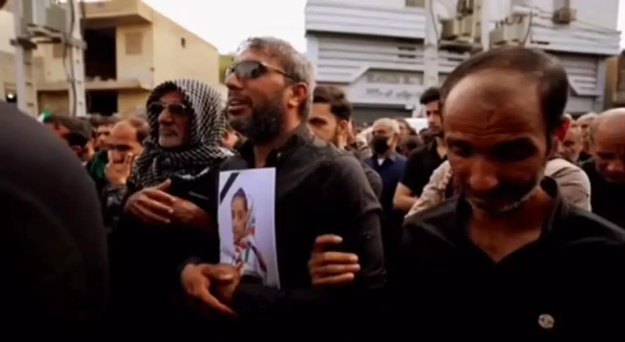 رضا صادقی قطعه «گل میناب» را خواند. 1 رضا صادقی قطعه «گل میناب» را خواند.