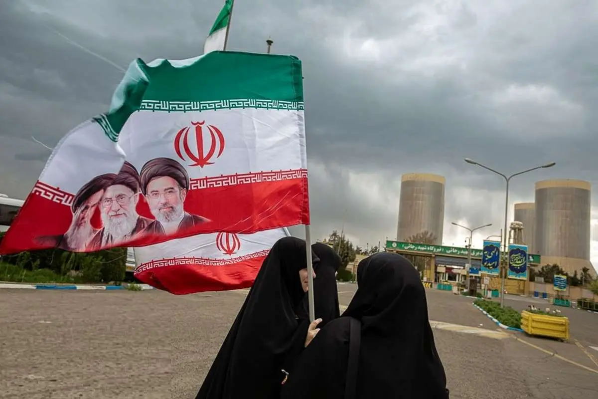 زنجیره انسانی در مقابل نیروگاه ها و پل ها