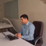 سخنرانی یکی از اساتید دانشگاه شریف در محل تخریب شده این دانشگاه در حال برگزاری است.