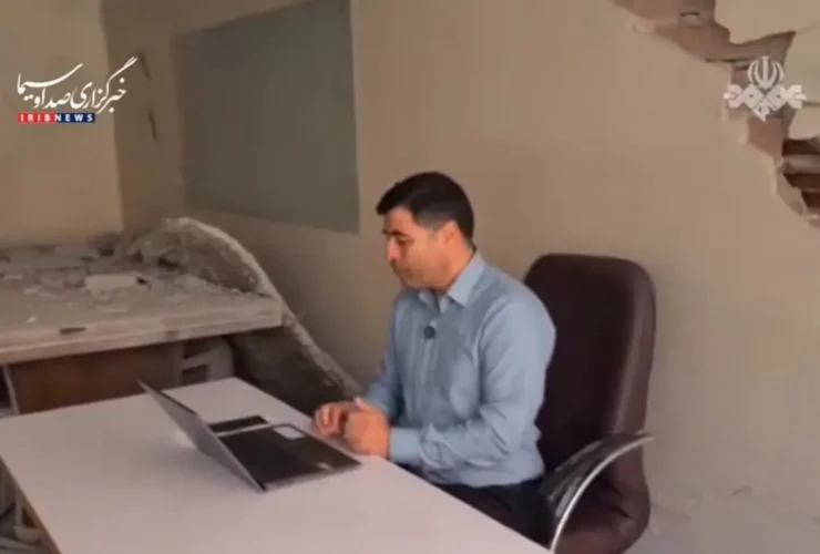 سخنرانی یکی از اساتید دانشگاه شریف در محل تخریب شده این دانشگاه در حال برگزاری است.