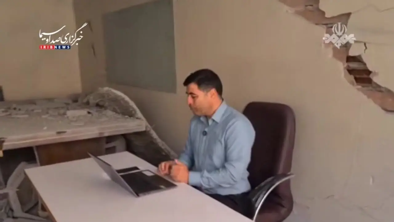 سخنرانی یکی از اساتید دانشگاه شریف در محل تخریب شده این دانشگاه در حال برگزاری است.