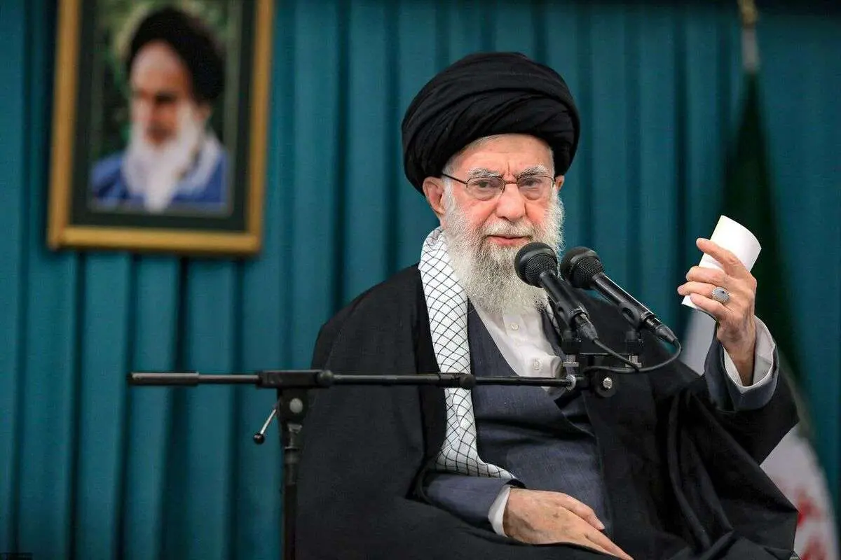 عکسی قدیمی از رهبر انقلاب که در سال 90 در سواحل خلیج فارس به شهادت رسیدند.